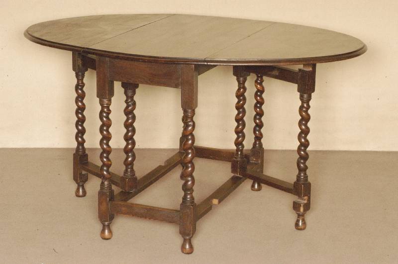Oblongtable, England, um 1890, im viktorianischen Stil, Eiche massiv, Beine gedrechselt, beidseitig aufklappbar, zeittypisch, praktisch als ...