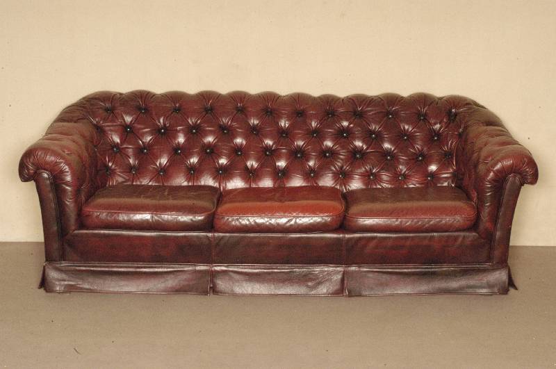 2-sitzer Sofa, England, im Chesterfieldstil, roter gehefteter Rindslederbezug, herausnehmbare Kissen, davon eines farblich nicht passend, genoppt ...