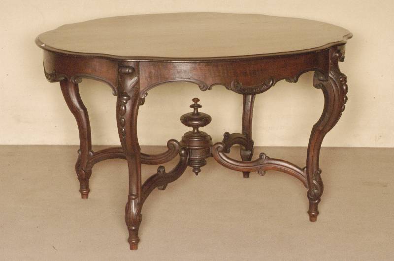 Ovaler Tisch, Holland, um 1860, Mahagoni massiv, geschweifte Beine, verbunden durch gebogenen Mittelsteg mit leichten Flachsschnitzereien, ...