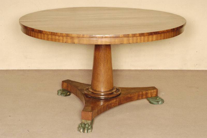 Großer runder Eßtisch, England, um 1820, Platte Mahagoni massiv, Fuß und Zarge z.T. furniert, sÄulenfÖrmiger Fuß mit Plateau, in Tatzen ...