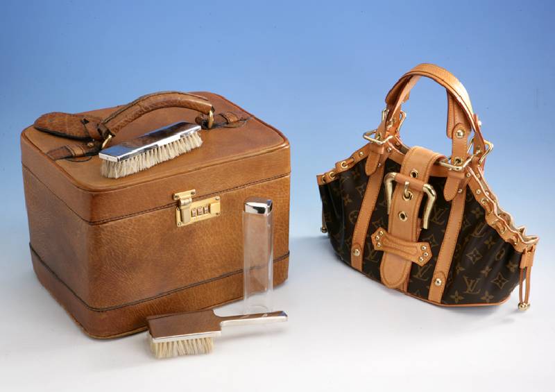 LOUIS-VUITTON-Tasche, Theda Monogram, neuwertiger Zustand, NP lt. orig. LOUIS- VUITTON-Rechn. 05/2004 CHF 2470.-, ca. 20 x 35 cm, große ...
