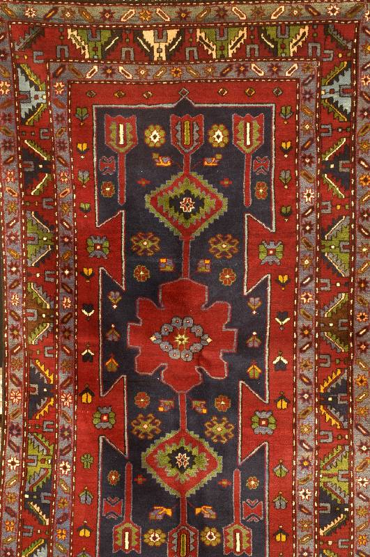 Kazak alt, Kaukasus, um 1920, Wolle auf Wolle, ca. 230 x 130 cm, SchÄtzwert: 2000.- EURO, EHZ: 2, (altersbedingt in einen sehr gut en ...