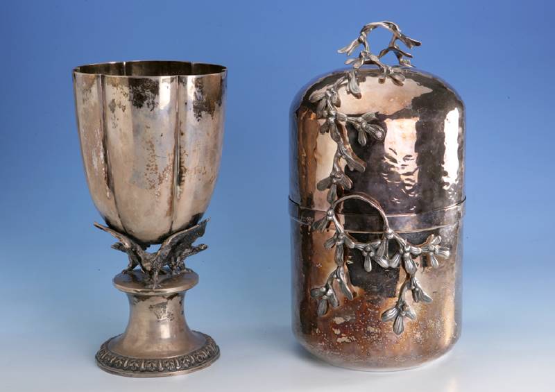 SektkÜhler mit Deckel, Metall versilbert, 80er Jahre, aufgelegter Misteldekor, Einsatz mit Flaschen und GlÄserhalterung, H ca. 42 cm