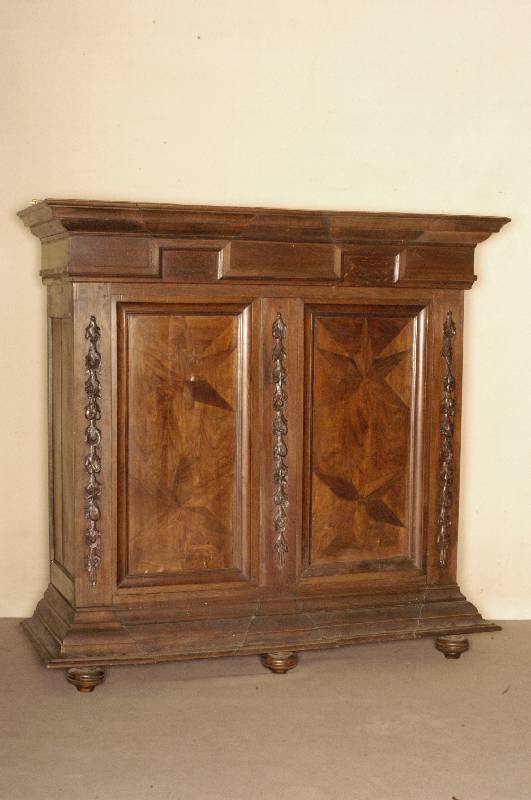Barockschrank, deutsch/Niederrhein, um 1740/50, Korpus Eiche massiv, auf Rahmen gearbeitet, Fuß und Kopf doppelt bzw. 3-fach getreppt, z.T. ...