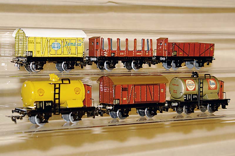 Konvolut MÄrklin GÜterwagen, 40er Jahre, Spur HO, GÜterw. 371 K, Rungenw. 372 K, Kesselw. Shell 374 SK, Kesselw. Esso 374 STK, Bananenw. 382 K ...