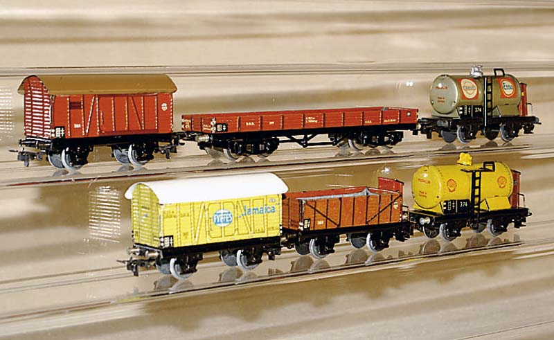 Konvolut MÄrklin-GÜterwagen, Spur HO, 40er Jahre, best. aus: GÜterw. 371 K, Kesselw. Shell 374 SK, Kesselw. Esso 374 STK, Bananenw. 382 K, ...