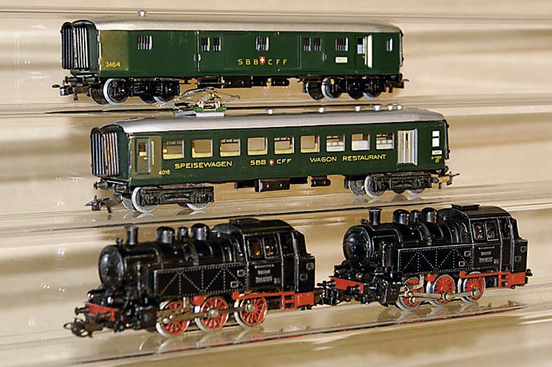 2 MÄrklin SchÜrzenwagen, 50er Jahre, Spur HO , 4016 (348/2), Leichtschnellzug Speisewagen , 4017 (348/4), Leichtschnellzug GepÄckwagen, ...