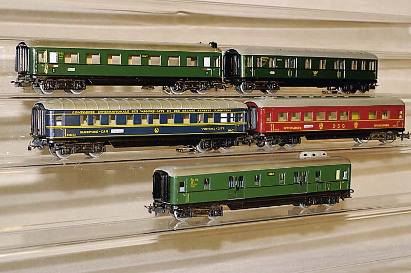 Konvolut MÄrklin SchÜrzenwagen, 50er Jahre, Spur HO, best. aus: 346/1B, Speisewagen 346/2, Schlafwagen 346/3J, D-Zug-GepÄckwagen 346/4 und ...