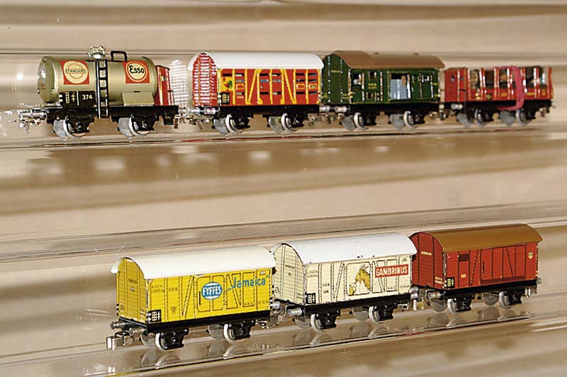 Konvolut MÄrklin GÜterwagen, 30er Jahre, Spur HO, best. aus: GÜterw. 381, Bierw. Gambrinus 388, Bananenw. 382, mit Klauenkupplung 2 oder 3, sehr ...