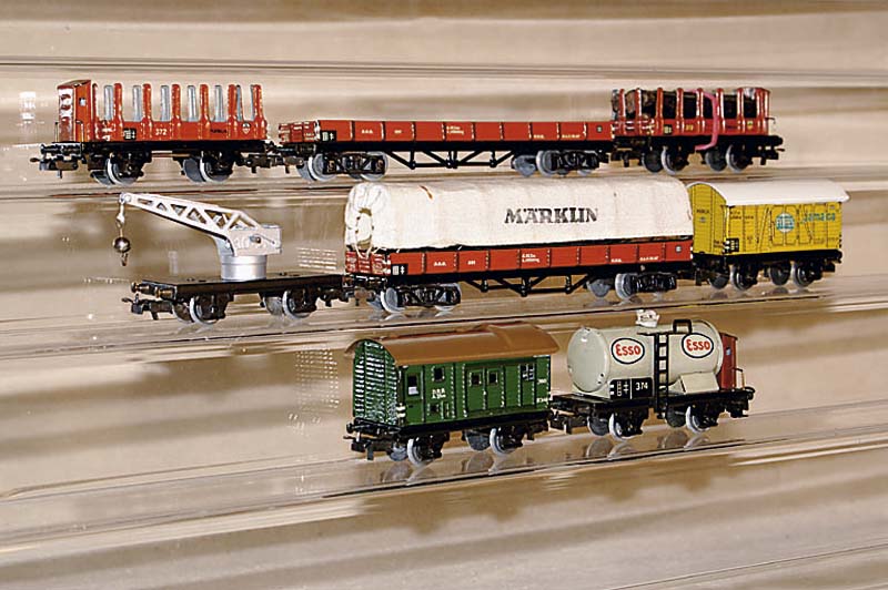 Konvolut MÄrklin GÜterwagen, 40er Jahre, Spur HO, best. aus: Kranw. 366 NK, Rungenw. 372 K , Stammholzw. 372 GK, Kesselw. Esso 374 STK (grau), ...