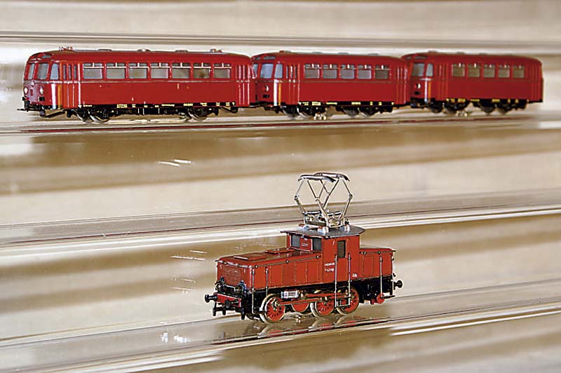 Schienenbus, MÄrklin, Spur HO, DB 800 K, und 2 AnhÄnger DB 800 B, Version 1, 1958, dunkelrot, Zugw. mit leichtem Kratzer an der Seite, nicht ...