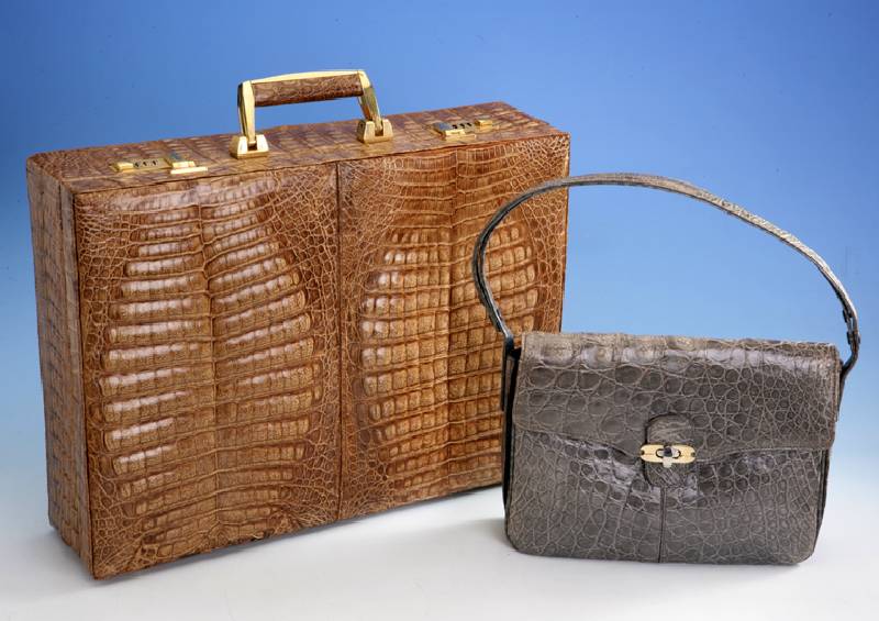 Handtasche aus Alligator, grau, Trageriemen, 3 InnenfÄcher, 1 x Innentasche mit Reißverschluß, ca. 27x 7.5 x 21 cm, Gebr.-Sp., ...