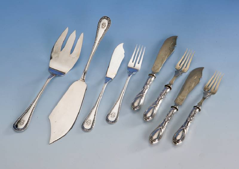 Fischbesteck fÜr 6 personen, Bahner, um 1900/10, DÜsseldorf, 800er Silber, ligiertes Bes.-Monogr., best. aus: 6 Messer, 6 Gabeln, 2-teil. ...