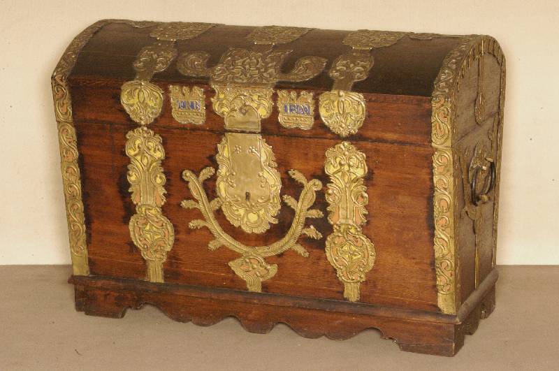Reisetruhe, sÜddeutsch, um 1800, wohl auch als Aussteuertruhe konzipiert, reiche EisenbeschlÄge, Druchbrucharbeiten, bunt unterlegt, datiert, ...