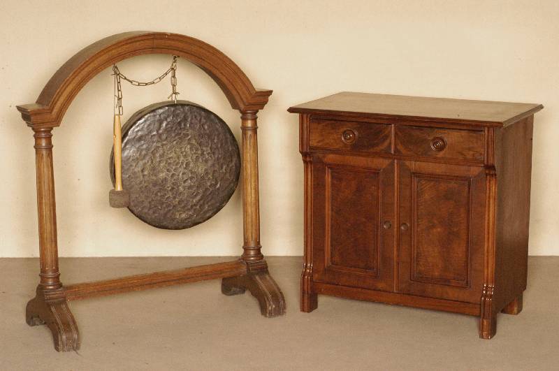 Gong, wohl Indonesien, um 1900, aus dem Block gehauen, Hammerschlagverzierung, voller starker Klang, Gestell um 1890/1900, deutsch/Niederlande, ...