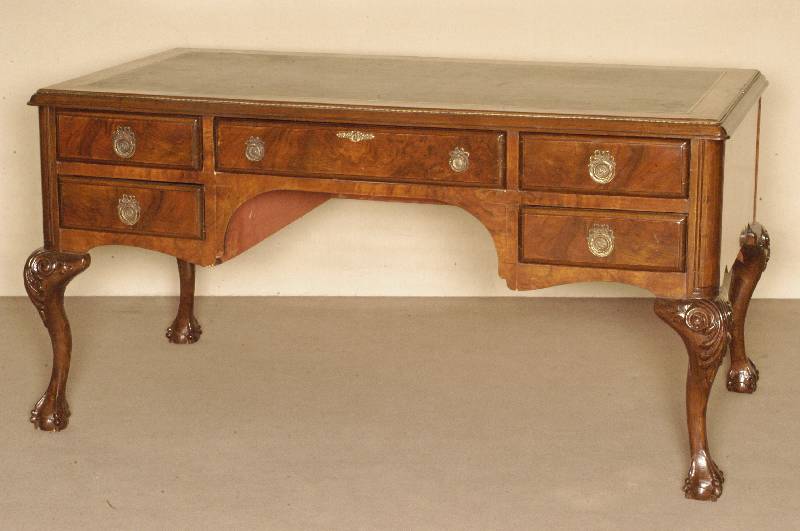 Damenschreibtisch, England, um 1900/20, Korpus Weichholz/Hartholz, Chippendalestil, Beine geschwungen, Akanthusblattverzierung, KlauenfÜße, ...