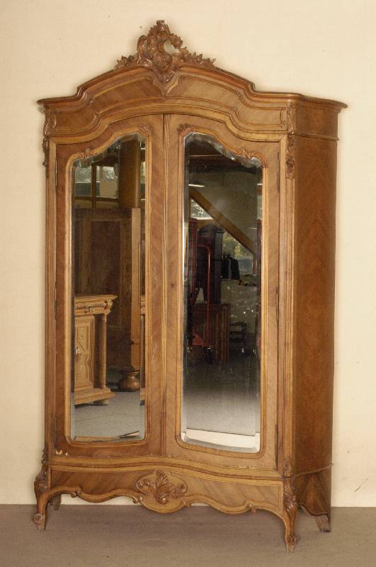 Prunkkleiderschrank, Frankreich/wohl Prais/Nancy, um 1890/1900, Korpus Hartholz/Weichholz, Nußbaumfurnier, Rokokostil, allseitig geschweift, z.T. ...