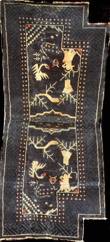 Seltene Satteldecke Pow Tow, China, um 1900, Wolle auf Baumwolle, ca. 118 x 55 cm, Schätzwert: 2800.- EURO, EHZ: 2-3