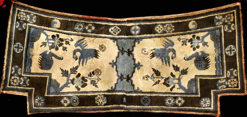 Peking Satteldecke Antik, China, 19.Jahrhun dert (um 1890), Wolle geknüpft auf Baumwolle, ca. 127 x 58 cm, grobe Knüpfung, Schätzwert: 3 800,- ...