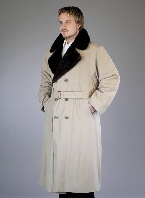 Popeline-Herren-Trenchcoat mit Nerzinnenfut- ter, Gr. ca. 54, 2-reihig, 2 Einschub- taschen, GÜrtel, Revers und Kragen mit Nerz, Ärmel ohne ...