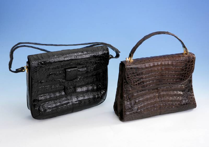 Konvolut 2 Damenhandtaschen, Krokodilleder- tasche, um 1965, 1 x schwarzes Leder, Inneneinrichtung aus schwarzem Glattleder, 3 große FÄcher (1 ...