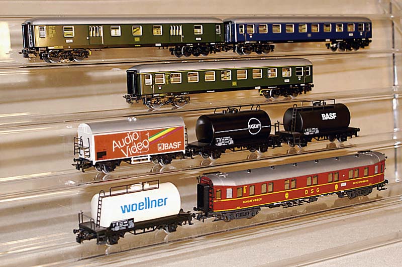 Konvolut Personenwagen, Roco, 80er Jahre, 4 x sogen. Hechtwagen, dazu 3 Personenwagen mit Aufschrift "Deutsche Weinstraße", dazu 2 orig. ...