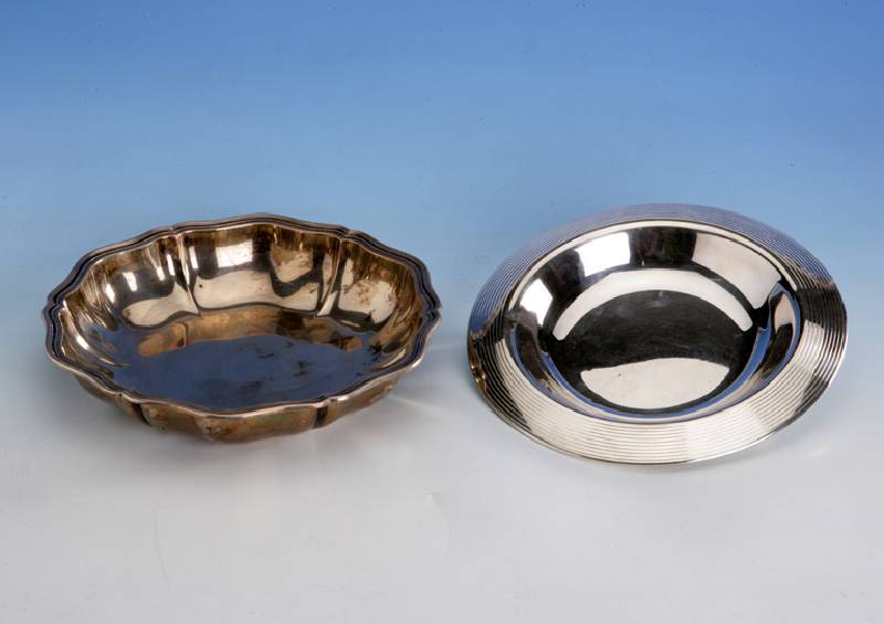 Anbietschale, deutsch, Wilkens Bremen, 830er Silber, Barockstil, Boden mit Widmung, H ca. 5 cm, D ca. 24 cm, ca. 445 g, passend zu Kat.-Nr. 10-18