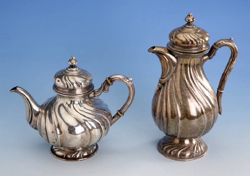 Kanne, deutsch um 1930, 830er Silber, Barockstil, 1 DÄmmring fehlt, Deckel mit Scharnier, verbeult, H ca. 30 cm, ca. 645 g
