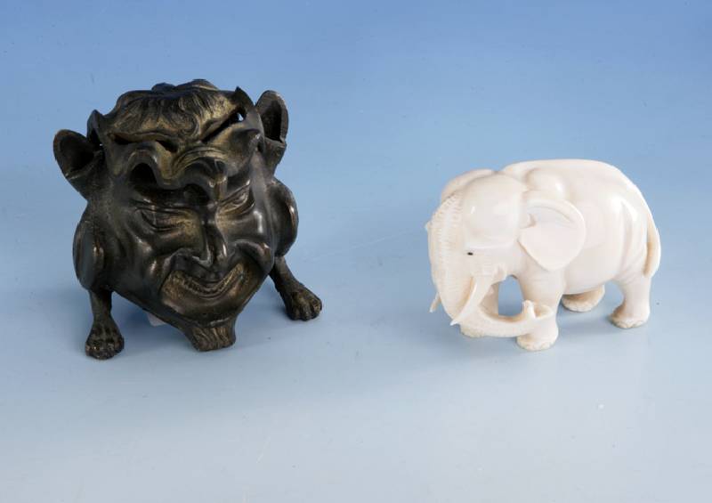 Elefant aus Elfenbein, China um 1900, hervorragende schnitzerei, vollplastisch, sehr lebendig, H ca. 5 cm
