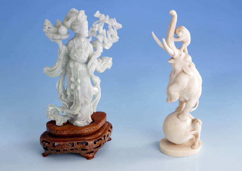 Elfenbeinskulptur, Japan um um 1880/90, Darst. eines Elefanten aus Kugel mit 2 Affen, reine GlÜckssymbolik, sammelw., museal, H ca. 20.5 cm, ...
