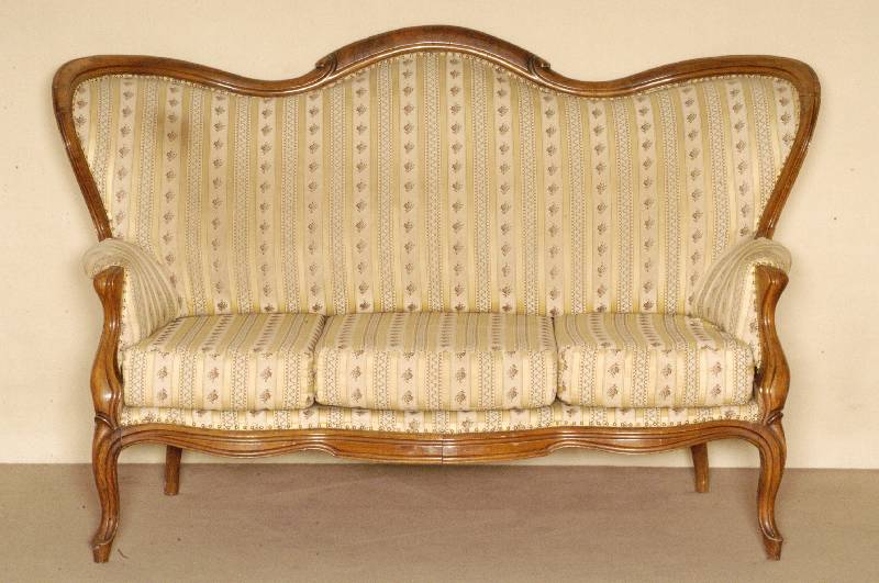 Dekoratives Sofa, deutsch, um 1835/45, Louis-Philippe, Rahmen Nußbaum massiv, dieser 3-fach geschwungen, Front in sich 3-fach geschweift und ...