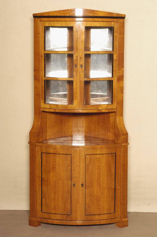 Eckschrank, im Biedermeierstil, Kirschbaum massiv, Kirschbaumfurnier, nach altem Vorbild von 1820/30, unter Verwendung Älterer Teile, Oberteil ...
