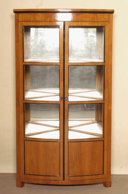 Eckvitrine, im Biedermeierstil, Kirschbaum massiv, Kirschbaumfurnier, nach altem Vorbild von 1820/30, unter Verwendung Älterer Teile, z.T. ...