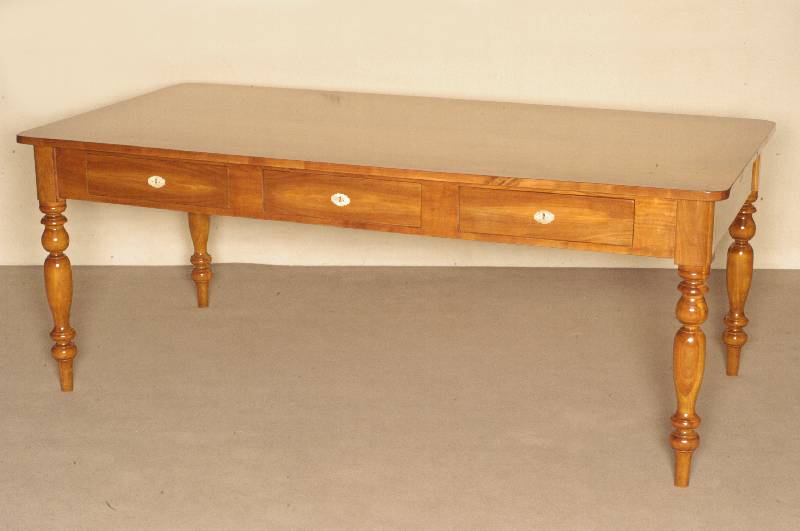 Schreibtisch, im Biedermeierstil, nach dem Vorbild von 1850, Kirschbaum massiv, Kirschbaumfurnier, Platte mit breitem Fries, Zarge mit 3 ...
