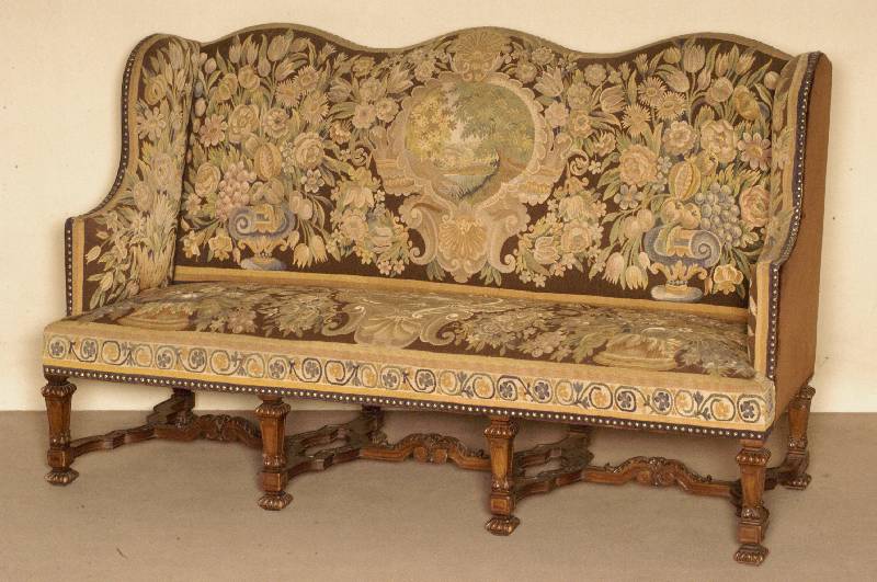 Ohrenkanapee, deutsch, um 1870/80, Louis-XVI -Stil, Nußbaum massiv, 8 reich verstrebte Beine, mit stilisiertem Blattwerkdekor, braungrundiger ...
