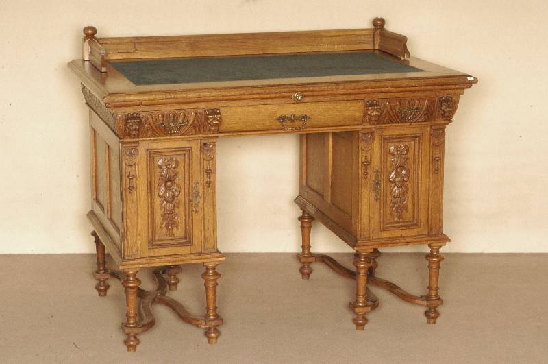 Schreibtisch, Flandern, um 1880, Eiche massiv, auf gedrechselten Beinen, verstrebt, TÜrfÜllungen mit Schnitzereien, 2 Schubladen geschuppt, ...