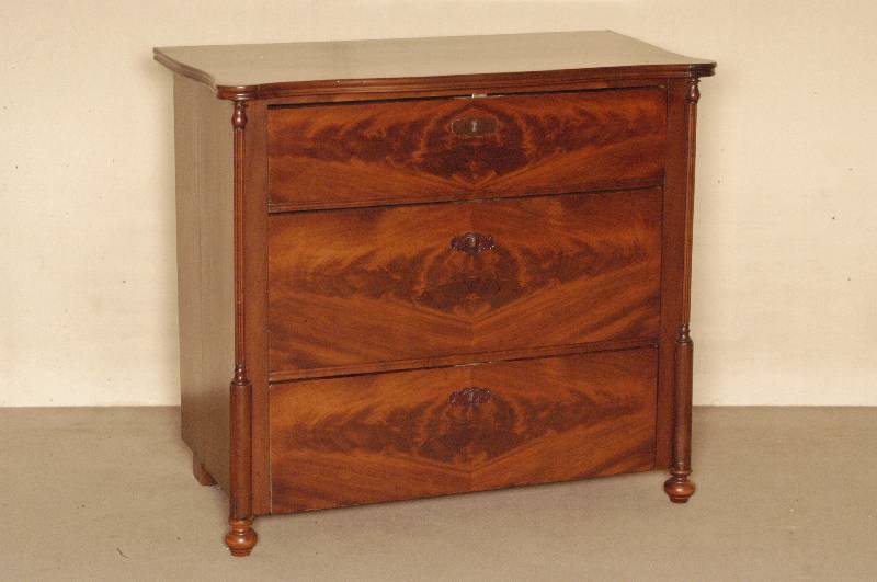 Kommode, deutsch, um 1860, SpÄtbiedermeier, Korpus Weichholz, gespiegeltes Pyramidenmahagonifurnier, auf KugelfÜßen, Ecken mit gedrechselten ...
