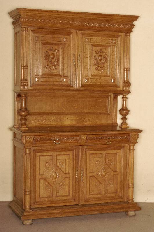 Aufsatzbuffet, Frankreich, um 1880, Eiche massiv, Front verziert mit gedrechselten SÄulen, kanneliert, balusterfÖrmige Schnitzereien aus dem ...