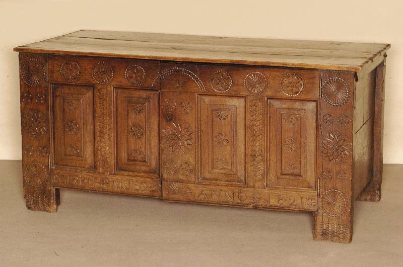 Stollentruhe, deutsch, datiert 1821, Eiche massiv, Gebrauchsspuren, Schloß sollte ÜberprÜft werden, ca. 74x153x72 cm