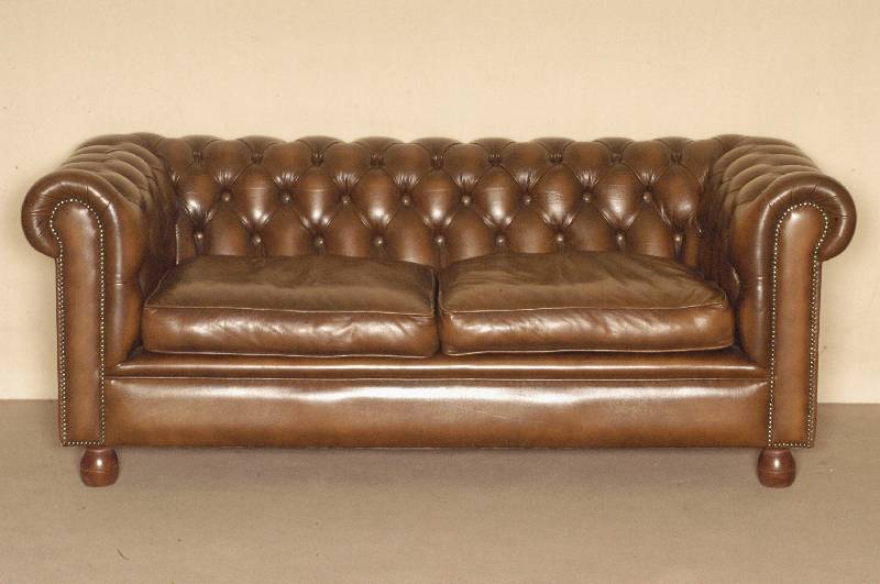 2-sitzer Sofa, im englischen Stil, Chesterfield, Rindsleder, RÜckenlehne genoppt und geheftet, auf kleinen KugelfÜßen, Leder in gutem Zustand, ...