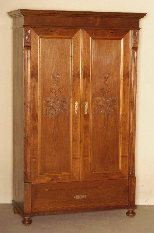 Schrank, deutsch, um 1890, Jugendstil, Korpus Weichholz, Nußbaumfurnier, auf KugelfÜßen, seitlich kanneliert, in Veluten auslaufend mit ...