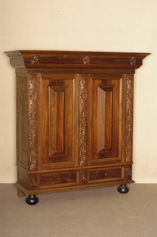 Kissenschrank, Niederlande, um 1960, Korpus Weichholz und Eiche, Eichefurnier, z.T. Palsianderfurnier, aufgesetzte Schnitzereien mit Blumen und ...