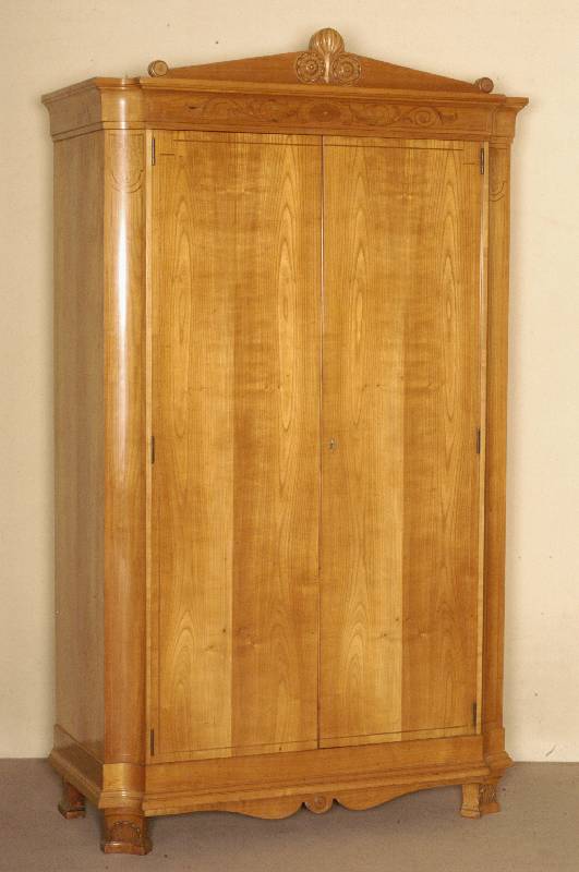 Schrank, Österreich/wohl Wien, um 1920, Korpus Weichholz, Kirschbaumfurnier, FÜße mit muschelfÖrmigen Schnitzereien, Ecke mit Fadenintarsien, ...