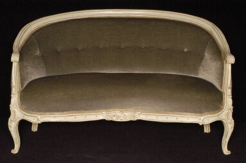 2-sitzer sofa, deutsch, um 1950, Louis -Philippe-Stil, Rahmen Buche massiv, weiß gefaßt, sparsam goldfarben abgesetzt, in sich geschwungen, ...