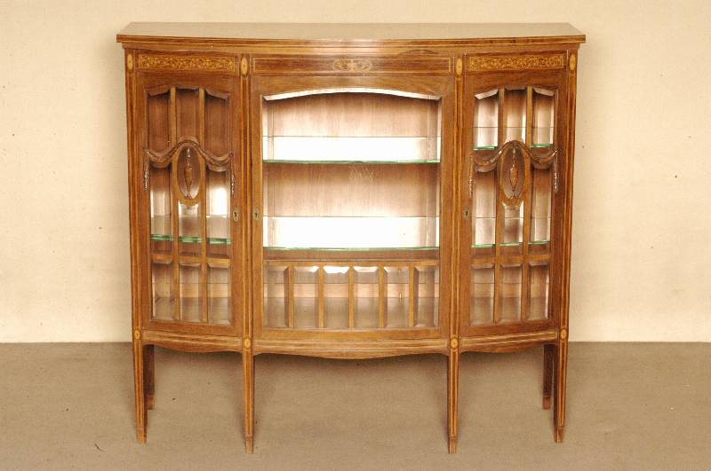 Vitrinenschrank, deutsch, um 1900, Edwardien -Stil, Palisander, mit doppelten hellen Fadenintarsien, gebogene Front, 3-tÜrig, Verglasung mit ...