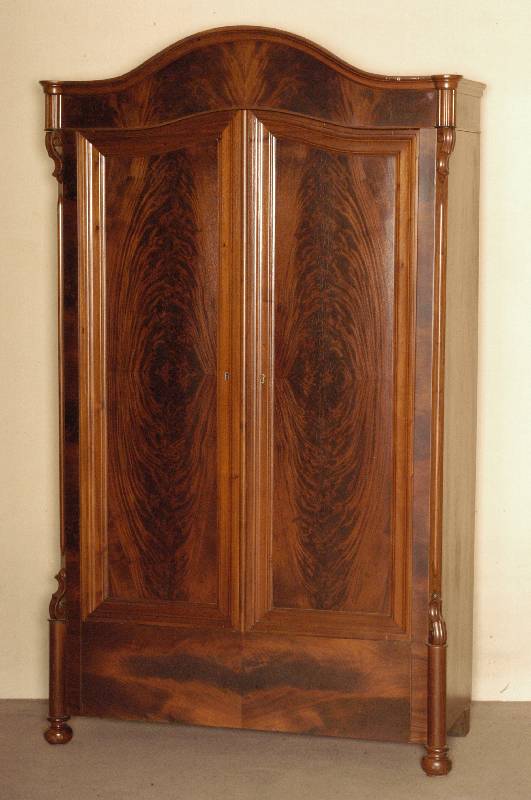 WÄsche- bzw. Kleiderschrank, mitteldeutsch, um 1870/80, Front auf Rahmen gearbeitet, Korpus Pyramidemahagonifurnier gespiegelt, doppelt ...