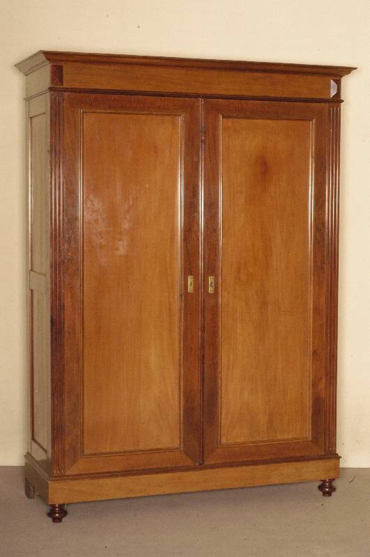 Schrank, Holland, um 1880, Korpus Weichholz, Eiche und Mahagoni massiv, Mahagonifurnier, auf KugelfÜßen, seitlich gerillt, 2 große TÜren mit ...