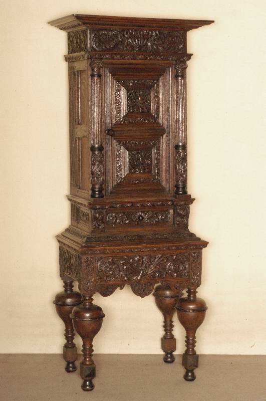 Aufsatzschrank, Holland, um 1780, Neo -Renaissance, Eiche massiv, auf balusterfÖrmigen Hochbeinen, verstrebt, 1 Schublade mit geschnitzter Front, ...
