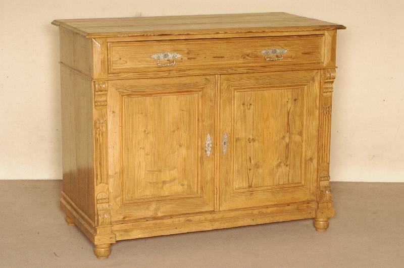 Halbschrank, deutsch, um 1870, Weichholz massiv, seitlich kanneliert, in Veluten auslaufend, KugelfÜße, original BeschlÄge, MÖbel gelaugt und ...