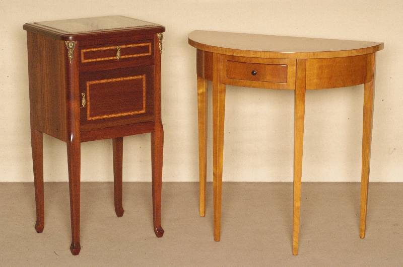 NachtschrÄnkchen, Frankreich, um 1900, Korpus Weichholz, Mahagonifurnier, auf Hochbeinen, abgerundete Ecken, dekoriert mit Messingapplikationen, ...